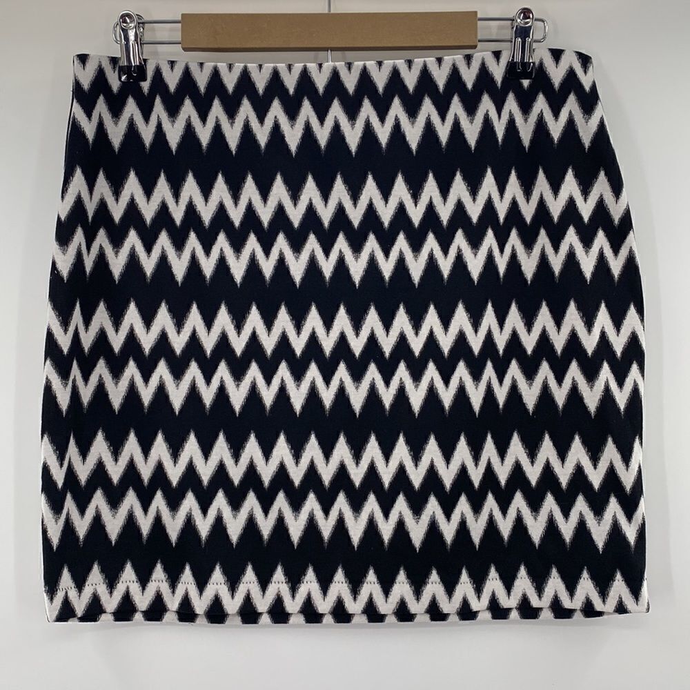 3For$20 H&M  Chevron Black and White Print skirt size Large